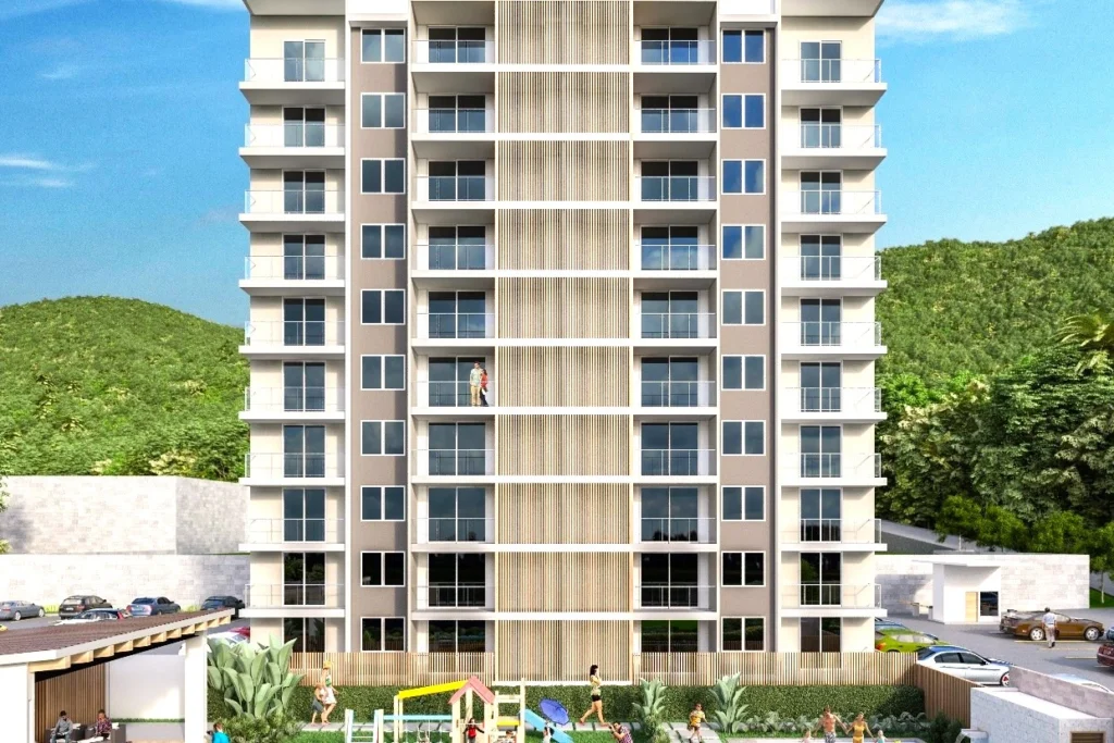 un edificio con gente al fondo